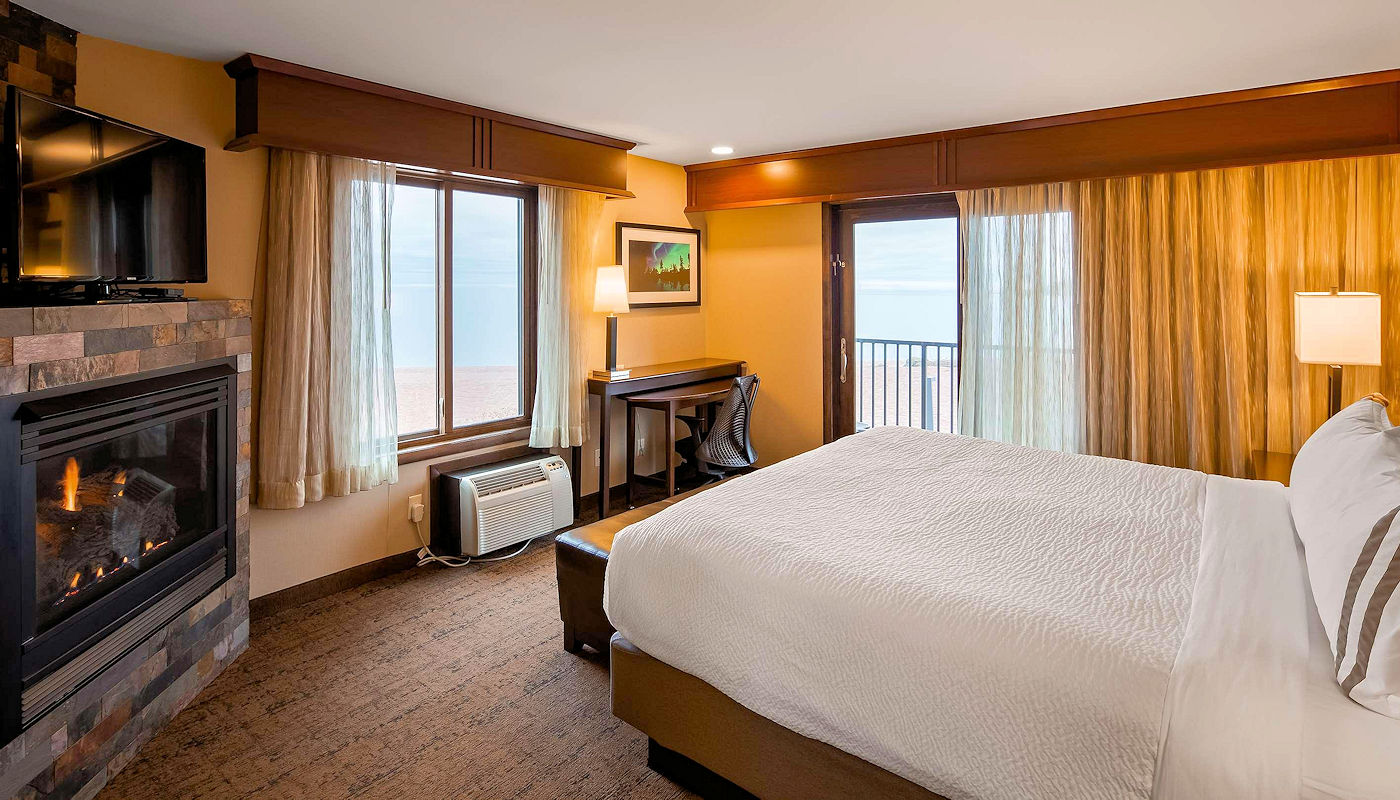 Corner Fireplace Room – Superior Inn Grand Marais Grand Marais Hotels: Corner Fireplace Room - Best Western Plus Superior Inn
