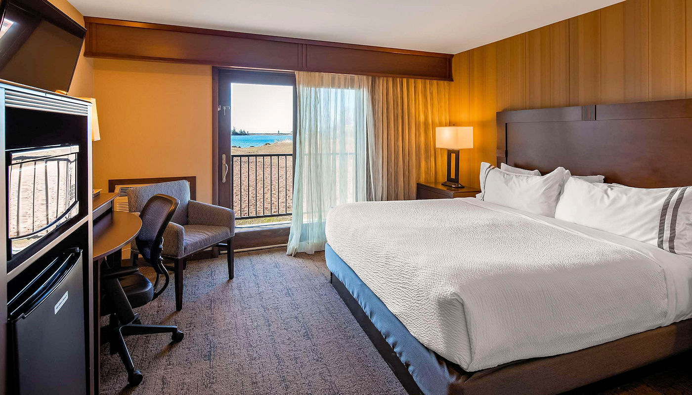 Standard Lakefront King Balcony Room – Best Western Plus Superior Inn Grand Marais MN North Shore: Traditional Lakefront King Balcony Room - Best Western Plus Grand Marais