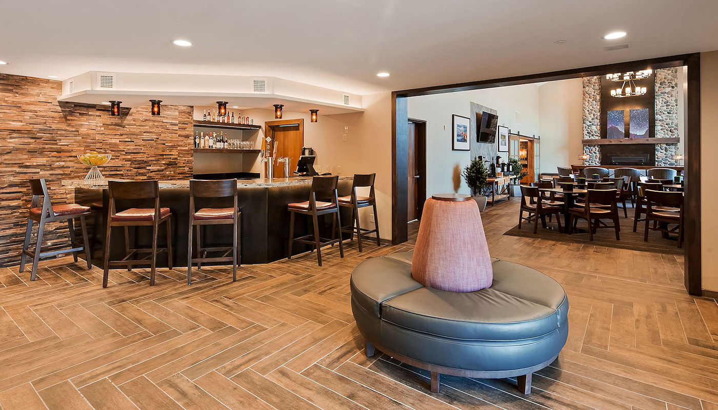 Cove Bar & Bistro – Superior Inn Grand Marai Cove Bar & Bistro - Best Wester Plus Superior Inn Grand Marais